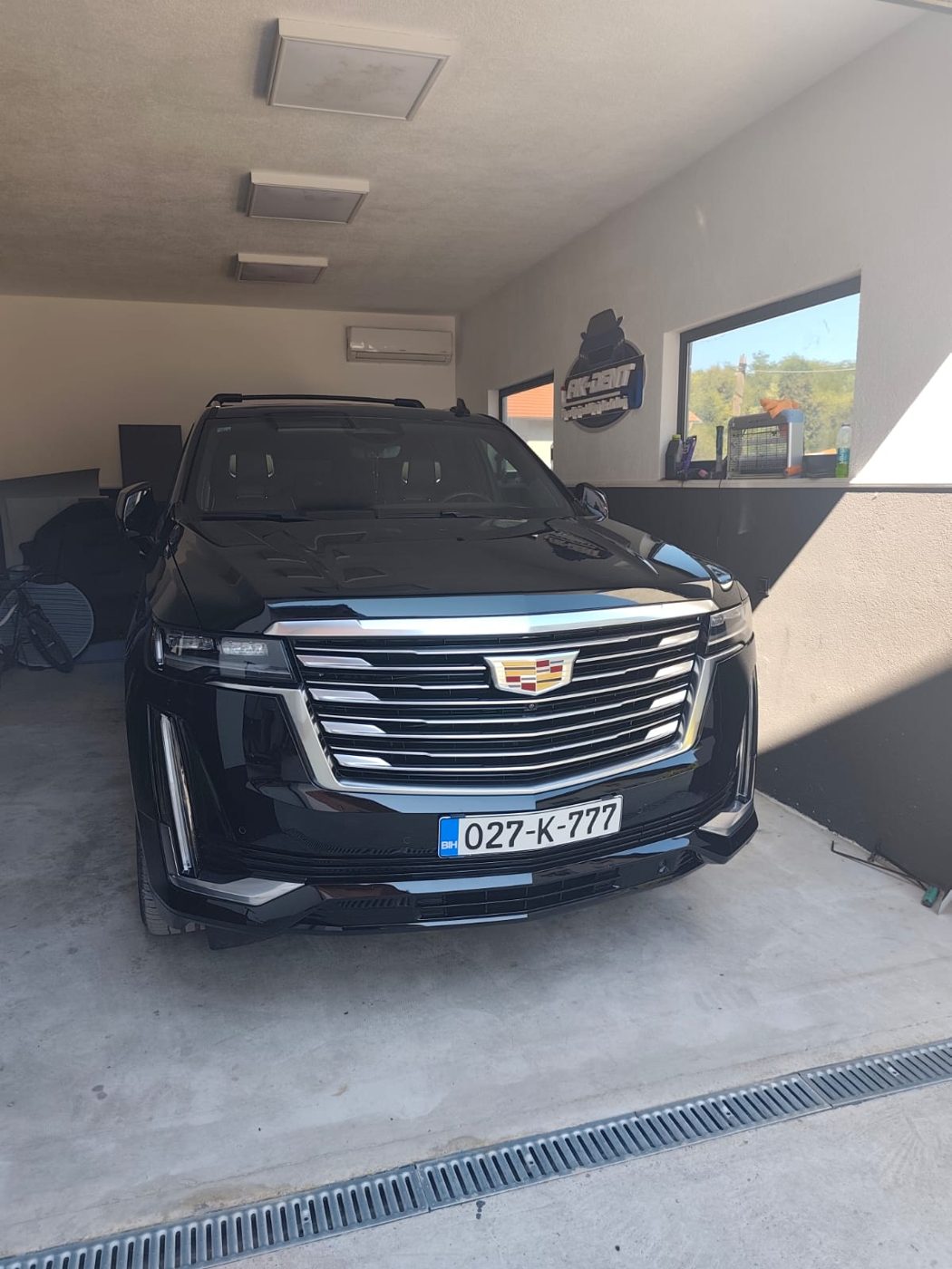 Cadillac SUV u AK-DENT radionici